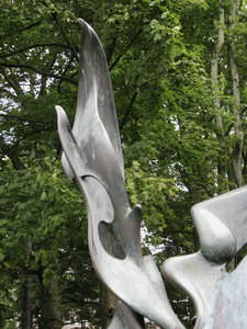 901175 Detail van het bronzen beeldhouwwerk 'Gaia' van Fons Bemelmans in het Wilhelminapark te Utrecht: de vlammende ...